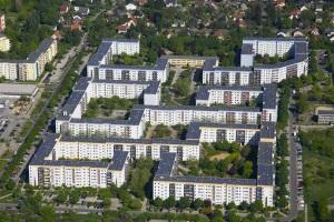Gelbes Viertel in Berlin-Hellersdorf, Mehrfamilienhäuser von Stadt und Land mit PV-Anlagen. Quelle: Lichtblick AG