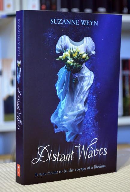 Distant Waves - Suzanne Weyn