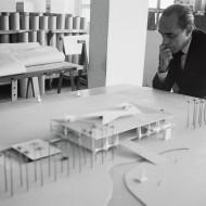 Ausstellung in der Brasilianischen Botschaft in Berlin: Brasilía — Von der Utopie zur Hauptstadt (Oscar Niemeyer im Büro des Novacap © Öffentliches Archiv im Bundesdistrikt,Brasilia)