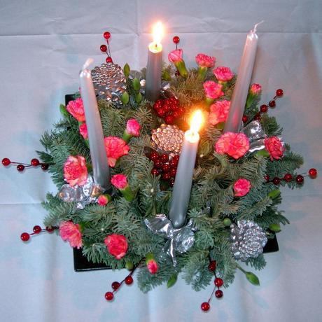Weihnachtskranz mit silbernen Kerzen cybaea