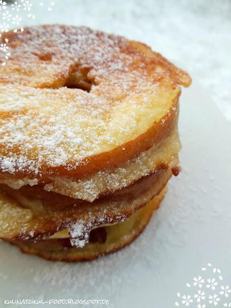 zauberhaftes, warmes Winterfrühstück: gebackene Apfelringe mit Puderzucker