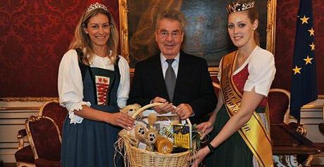 BundesPräsident Heinz Fischer mit den Honigköniginnen aus Tirol und dem Mariazellerland