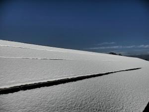 Schnee auf einer PV-Anlage, Foto: Envaris GmbH