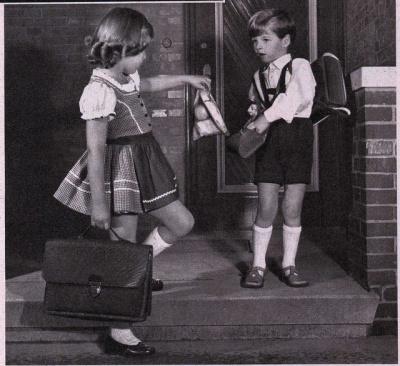 Auf ihrem Schulweg noch garantiert unüberwacht: Schulkinder 1957. – Bild: CC Die Puppenstubensammlerin (Flickr)