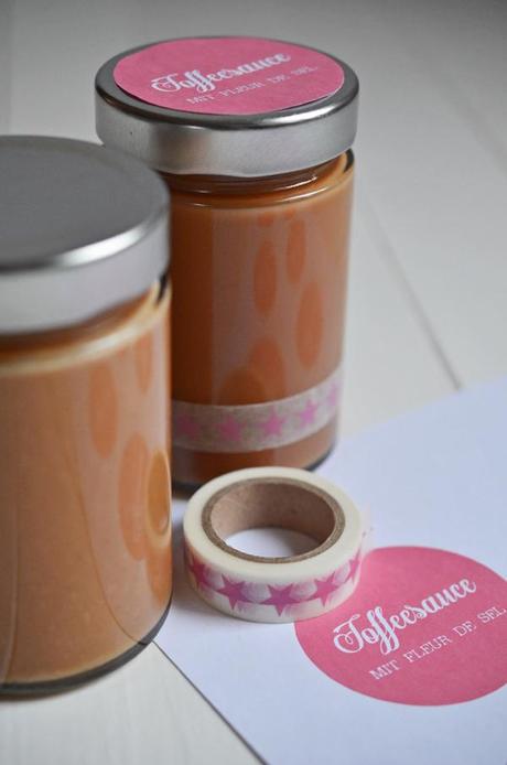 Geschenke hübsch verpacken: Etiketten und Maskingtape für Gläser mit Tofeesauce