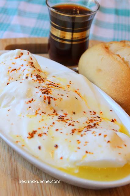 Çıldır /Pochierte Eier mit Joghurt Knoblauchsoße