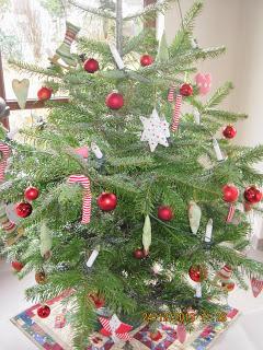 Frohe Weihnachten, mit selbstgemachtem Weihnachtsbaumbehang im Tilda Style