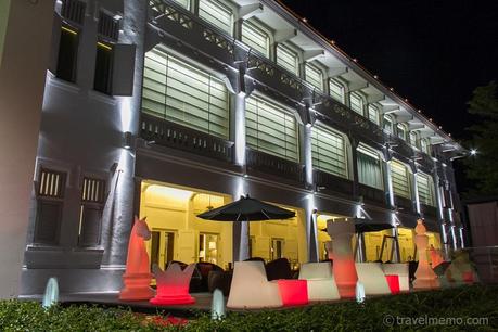 Beleuchtete Fassade und Schachfiguren des Mövenpick Heritage Hotels