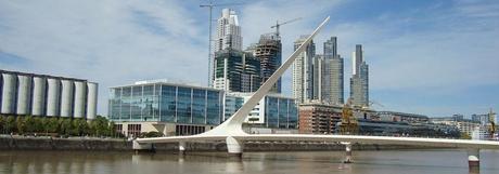Puerto Madero schwenkbare Fussgängerbrücke von Architekt Santiago Calatrava in Buenos Aires