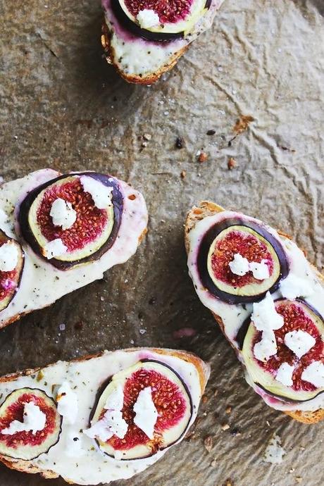 Feigen-Crostini mit Ziegenfrischkäse.