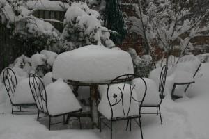 Schneeberge auf Stühlen und Tisch - Foto von flickr barb.howe