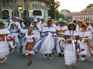 Kreolen Frauen mit traditioneller Bekleidung © Didwin973. Wikimedia Commons
