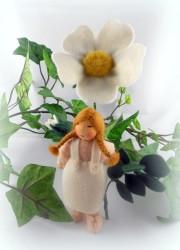 weiße Heckenrose - Blumenkind für den Jahreszeitentisch im Sommer