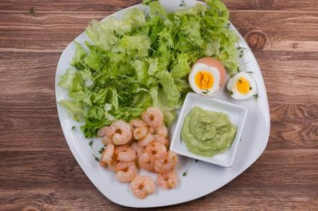 Low Carb: Grüner Salat mit Ei, Garnelen und Avocadodressing