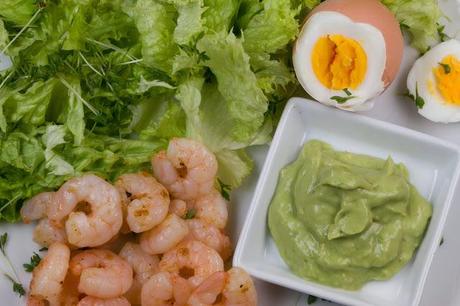 Rezept: Grüner Salat mit Ei, Garnelen und Avocadodressing