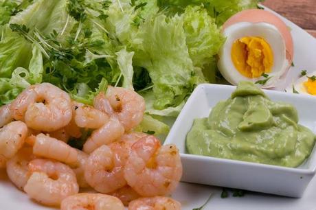 Low Carb: Grüner Salat mit Ei, Garnelen und Avocadodressing