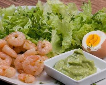 Grüner Salat mit Ei, Garnelen und Avocadodressing