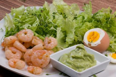 Rezept: Grüner Salat mit Ei, Garnelen und Avocadodressing