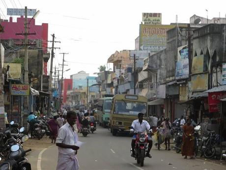 Entspannt-chaotisch: Straßenszene in der südindischen Stadt Tirukazukundram