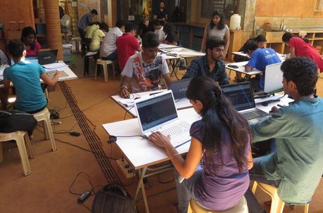 Schwerpunkt Wissensvermittlung: Studierende im Auroville Earth Institute