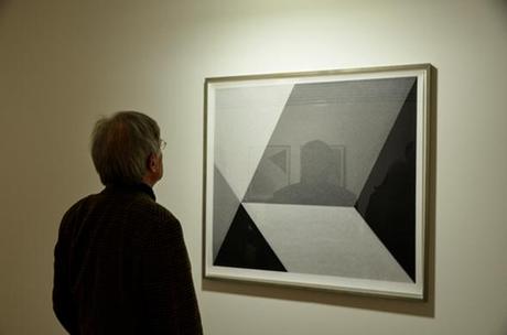 Ein Besucher betrachtet ein Werk von Jan Paul Evers im Museum Villa Stuck in München