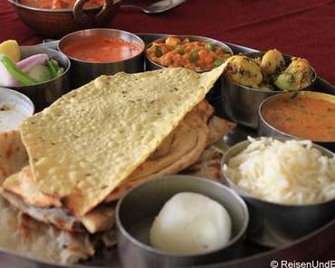Indisches Mittagessen, Textilien färben und Teppiche knüpfen in Jaipur