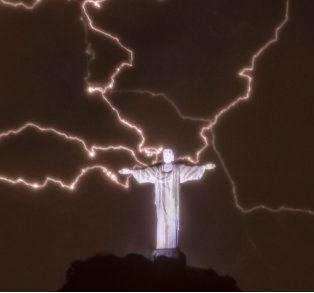 Christusstatue in Rio vom Blitz getroffen - Gott rächt sich an sich selbst :-)