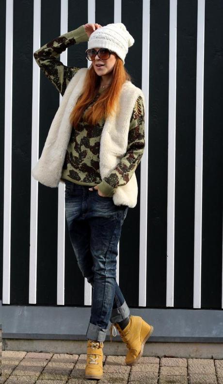 Styling mit Camouflage-Pullover