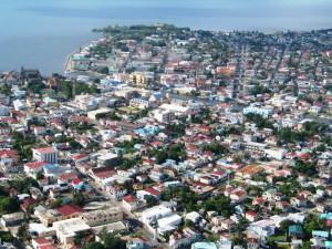 Blick auf die Stadt Belize vom Haulover Creek (Wikimedia Commons, Public domain)