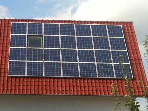 Photovoltaikanlage auf einem Einfamilienhaus, Foto: Andreas Kühl