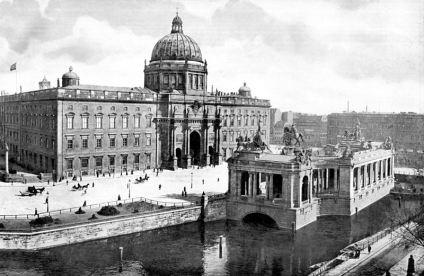 800px-Berlin_Nationaldenkmal_Kaiser_Wilhelm_mit_Schloss_1900