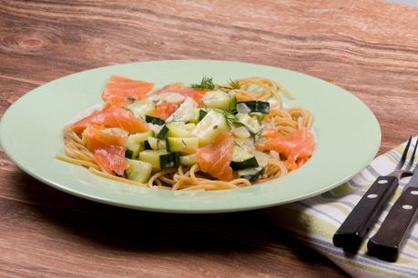 Rezept: Spaghetti mit Zucchini-Sahne-Soße und Räucherlachs