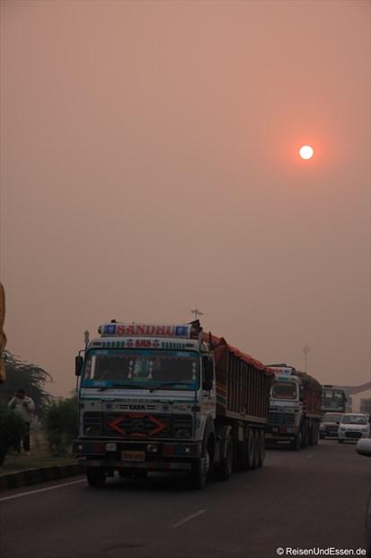Sonnenuntergang auf dem Weg Richtung Agra