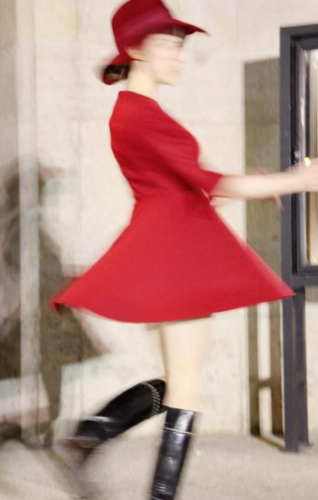 Estella in einem roten Kleid von Johanna Junkerauf der MBFW in Berlin