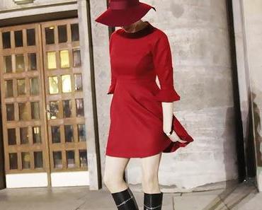 Estella in einem roten Kleid von Johanna Junkerauf der MBFW in Berlin