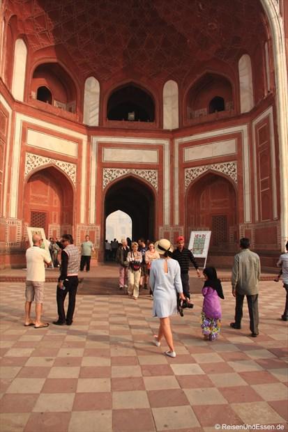 Durch das Haupttor Richtung Taj Mahal
