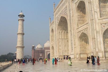 Taj Mahal mit Minarett und Moschee im Hintergrund