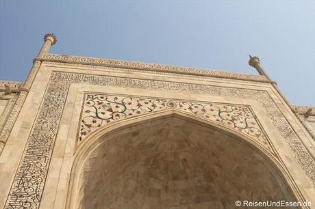 Portal mit Verzierungen am Taj Mahal