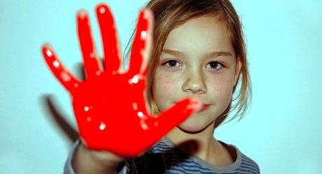 Der weltweite Aktionstag »Red Hands Day« am 12. Februar richtet sich gegen den Missbrauch von Kindern als Soldaten. Foto: Human Rights Watch