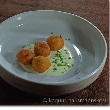 Kartoffelpralinen mit Käsesauce aus dem Kochbuch der Alpen