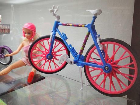 Die Rad fahrende Barbie  - Foto: Erich Kimmich