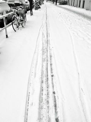 Fahrradfahrer schreckt kein Schnee