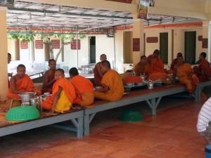 Buddhistische Mönche beim Essen