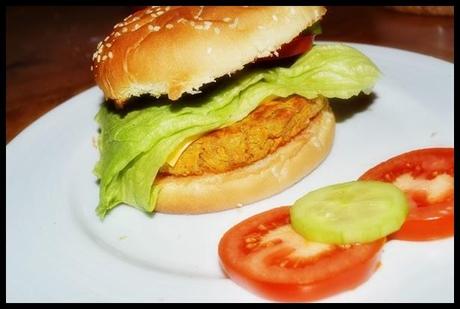 Veggie-Wednesday mit gebackenem Kichererbsen-Süßkartoffel-Burger