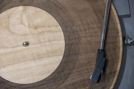 Eine LP aus Holz und für den guten Zweck