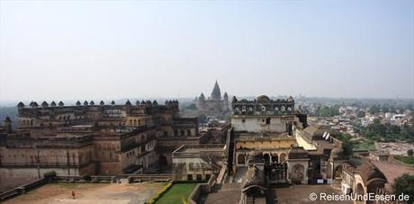 Blick von Fort auf Stadtpalast, Tempel und Orchha