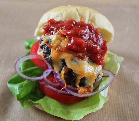 American Diner: Homemade Cheeseburger mit selbst gebackenen Burgerbrötchen und schneller Barbecuesoße
