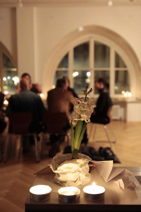Tisch und Thymian popup Dinner im Haeppi Piecis _ der Tisch, und seine Gaeste. Foto von Vivi D'Angelo