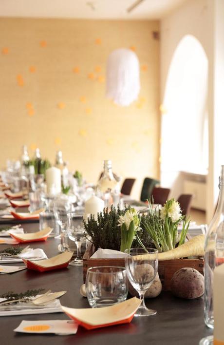 Tisch und Thymian popup Dinner im Haeppi Piecis _ der Tisch wird mit Gemüse und Pflanzen geschmückt. Foto von Vivi D'Angelo