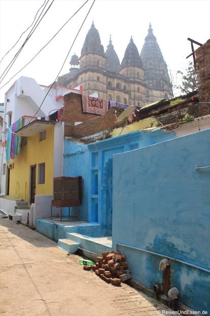 Bunte Häuser und Chaturbhuj Tempel in Orchha
